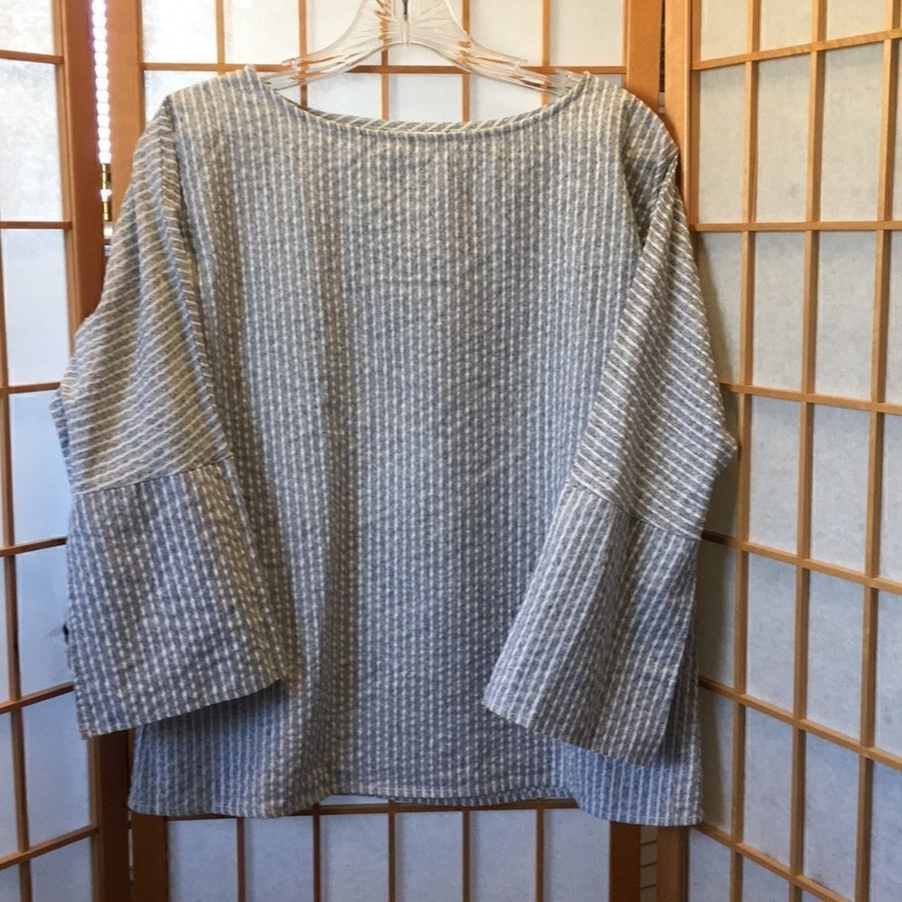 3/$20 K/lab flair sleeve top